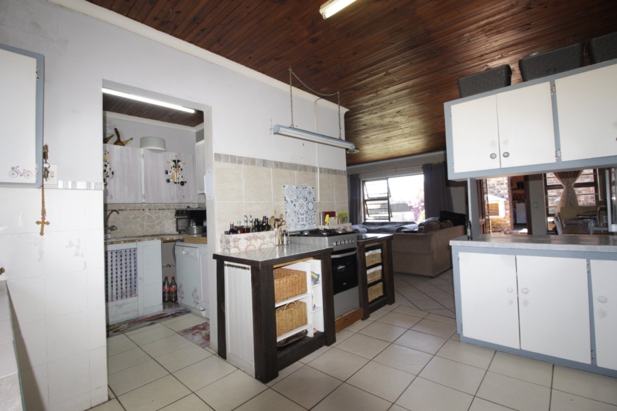6 Bedroom Property for Sale in Wavecrest Eastern Cape
